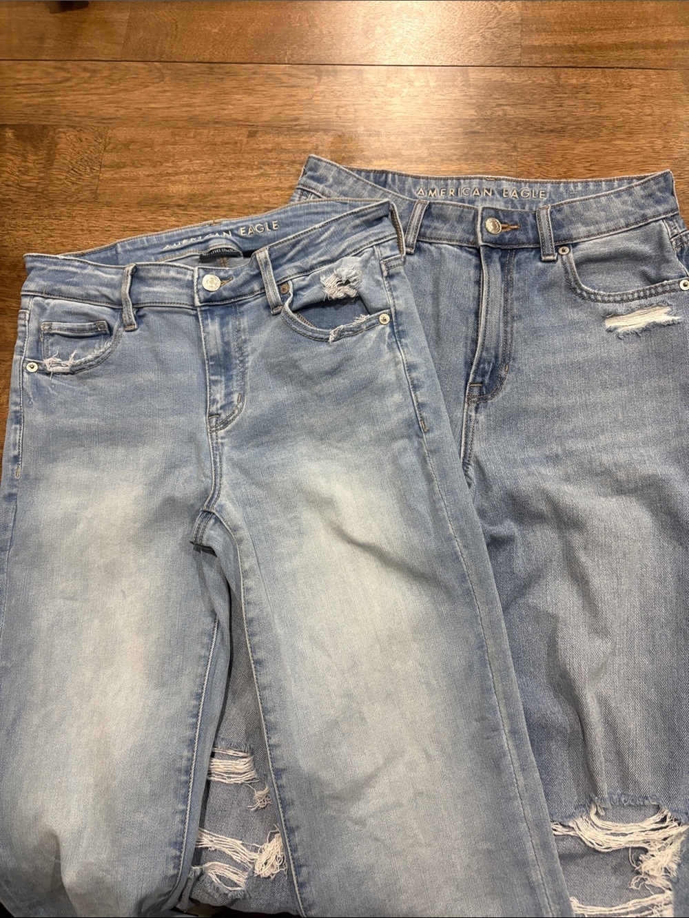 2 pair American Eagle Outfitter Jeans Womens 4 Light Wash Distressed